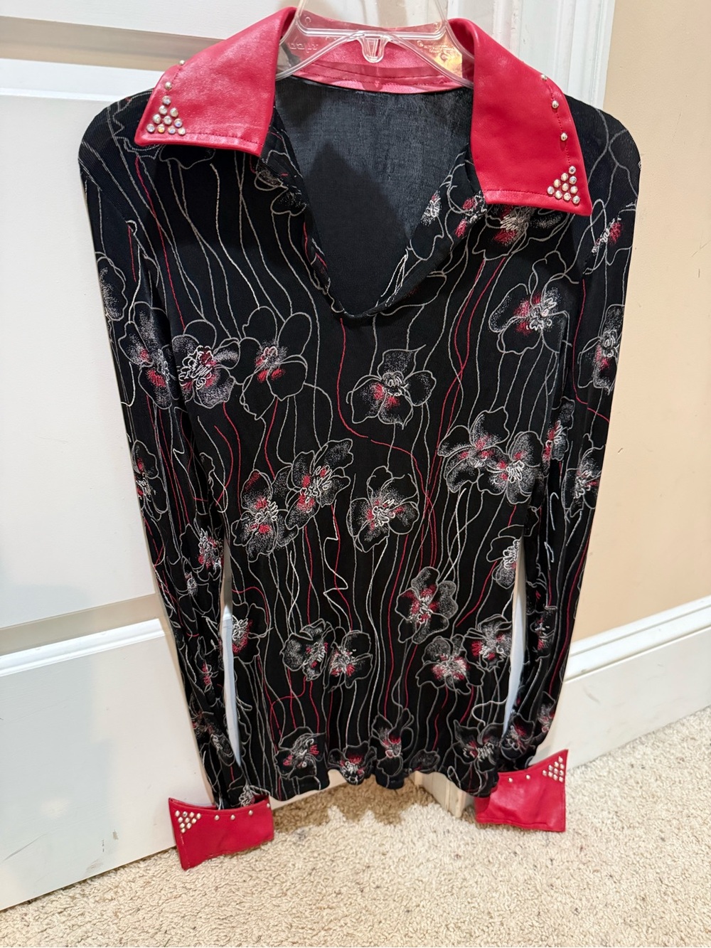 Stud-Trim Collared Floral Long-Sleeve Top in Black and Red stretch fabric XS/ S